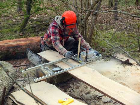 The chainsaw mill in action