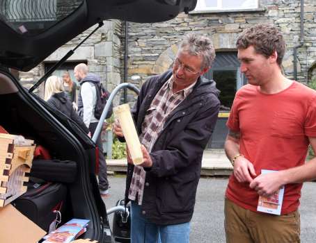 Stu Anderson demonstrating how a single frame works. The super is in the boot of the car.